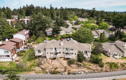 33-909 Admirals Rd, Esquimalt, BC 