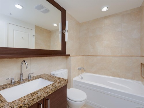 218-1400 Lynburne Pl, Langford, BC - Indoor Photo Showing Bathroom