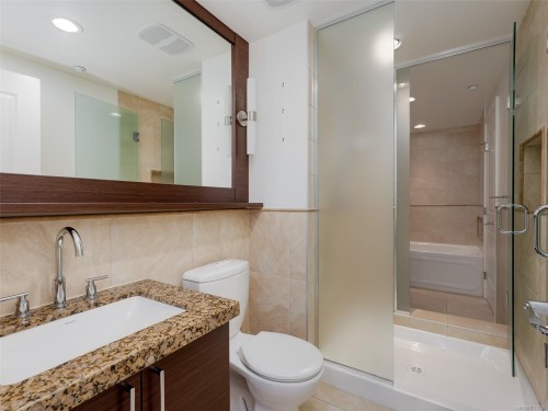 218-1400 Lynburne Pl, Langford, BC - Indoor Photo Showing Bathroom