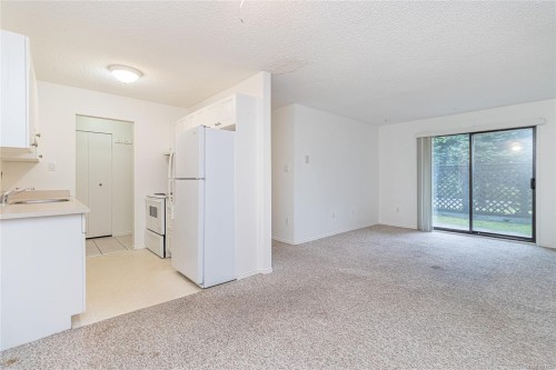 301-3251 Cowichan Lake Rd, Duncan, BC - Indoor Photo Showing Kitchen