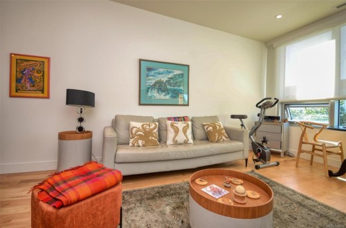 203-916 Lyall St, Esquimalt, BC - Indoor Photo Showing Other Room