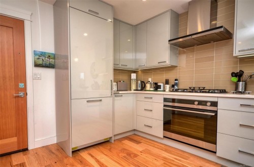 203-916 Lyall St, Esquimalt, BC - Indoor Photo Showing Kitchen With Upgraded Kitchen