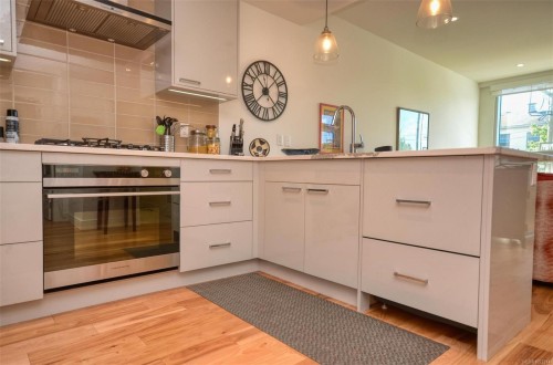 203-916 Lyall St, Esquimalt, BC - Indoor Photo Showing Kitchen