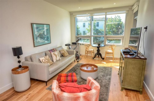 203-916 Lyall St, Esquimalt, BC - Indoor Photo Showing Living Room
