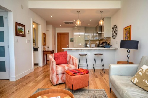 203-916 Lyall St, Esquimalt, BC - Indoor Photo Showing Living Room