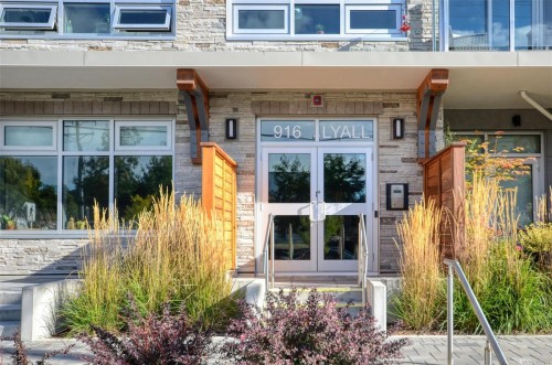 203-916 Lyall St, Esquimalt, BC - Outdoor