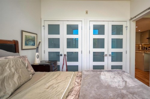 203-916 Lyall St, Esquimalt, BC - Indoor Photo Showing Bedroom