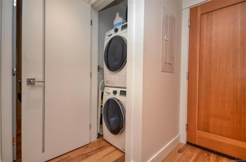 203-916 Lyall St, Esquimalt, BC - Indoor Photo Showing Laundry Room