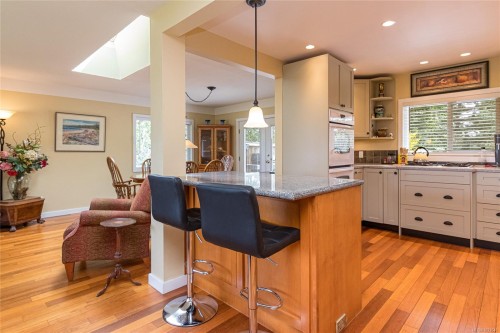 4725 Treetop Hts, Saanich, BC 