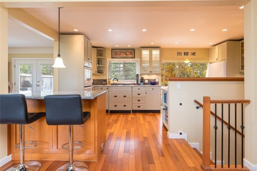 4725 Treetop Hts, Saanich, BC 