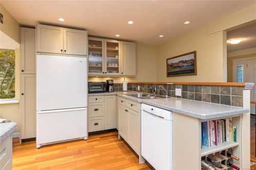 4725 Treetop Hts, Saanich, BC 