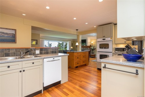 4725 Treetop Hts, Saanich, BC 