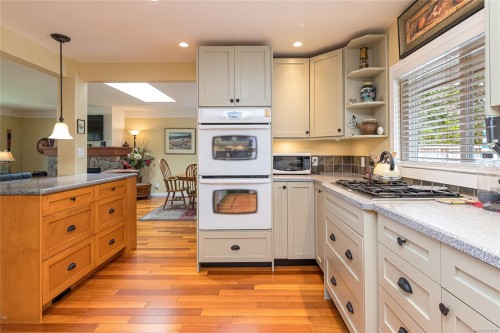 4725 Treetop Hts, Saanich, BC 