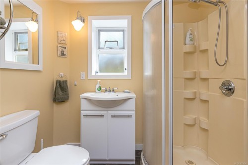 4725 Treetop Hts, Saanich, BC 