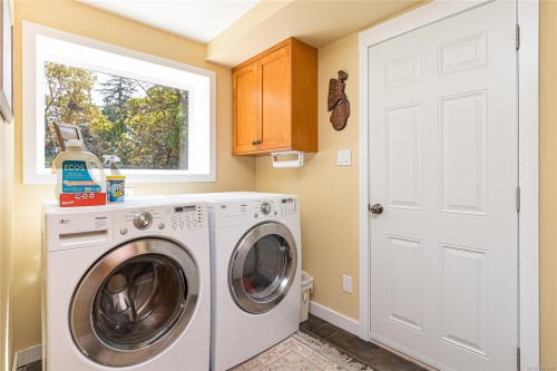 4725 Treetop Hts, Saanich, BC 