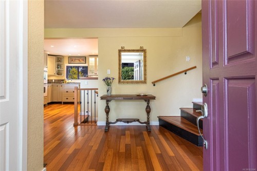 4725 Treetop Hts, Saanich, BC 