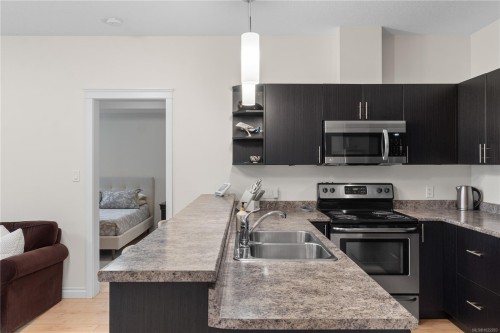 107-2111 Meredith Rd, Nanaimo, BC - Indoor Photo Showing Kitchen With Double Sink With Upgraded Kitchen