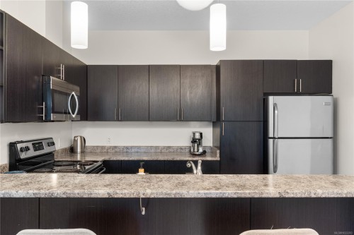 107-2111 Meredith Rd, Nanaimo, BC - Indoor Photo Showing Kitchen With Double Sink With Upgraded Kitchen