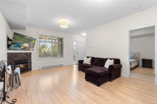 107-2111 Meredith Rd, Nanaimo, BC - Indoor Photo Showing Living Room With Fireplace