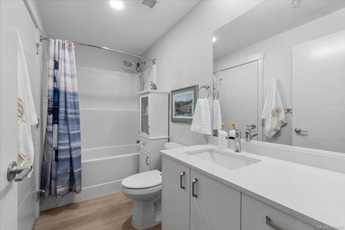 208N-164 Alberni Hwy, Parksville, BC - Indoor Photo Showing Bathroom