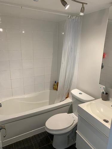 Bathroom - 211-3470 Rue Simpson, Montréal (Ville-Marie), QC - Indoor Photo Showing Bathroom