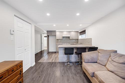 Salon - 1920 Rue St-Germain, Montréal (Saint-Laurent), QC - Indoor