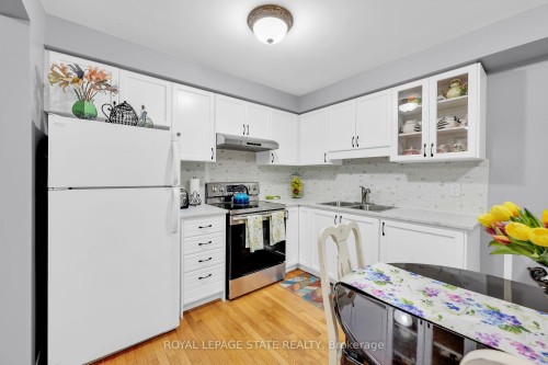 5 Vulcan Court, Hamilton, ON - Indoor Photo Showing Kitchen With Double Sink