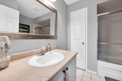 5 Vulcan Court, Hamilton, ON - Indoor Photo Showing Bathroom