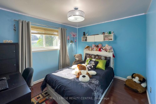 254 Louis Drive, Mississauga, ON - Indoor Photo Showing Bedroom