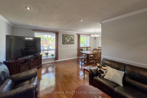 254 Louis Drive, Mississauga, ON - Indoor Photo Showing Living Room