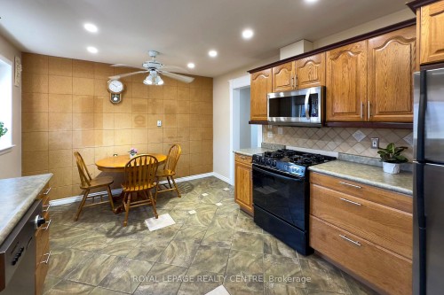 254 Louis Drive, Mississauga, ON - Indoor Photo Showing Kitchen