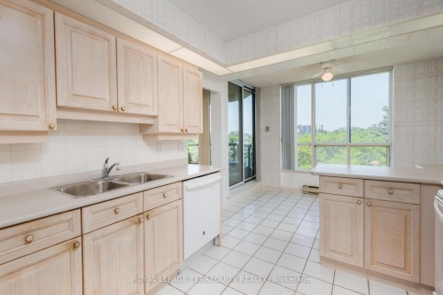 629-10 Guildwood Parkway, Toronto, ON - Indoor Photo Showing Kitchen With Double Sink