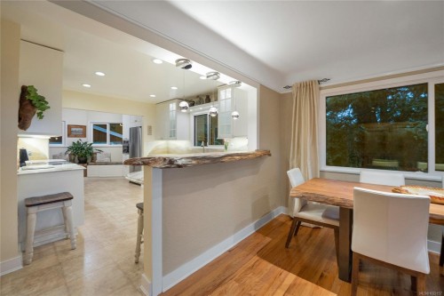 2229 Arbutus Rd, Saanich, BC 