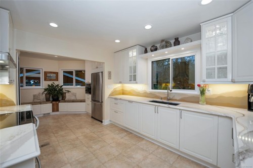 2229 Arbutus Rd, Saanich, BC 