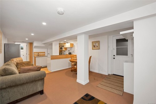 2229 Arbutus Rd, Saanich, BC 