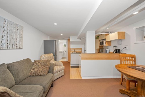 2229 Arbutus Rd, Saanich, BC 