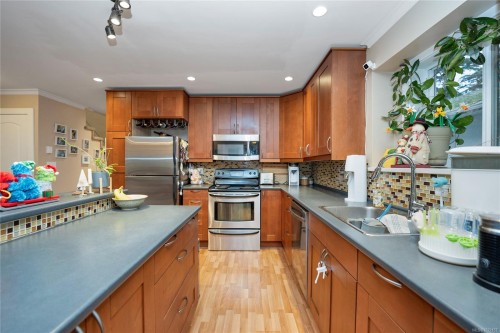 2229 Arbutus Rd, Saanich, BC 