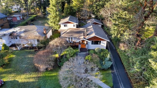 2229 Arbutus Rd, Saanich, BC 