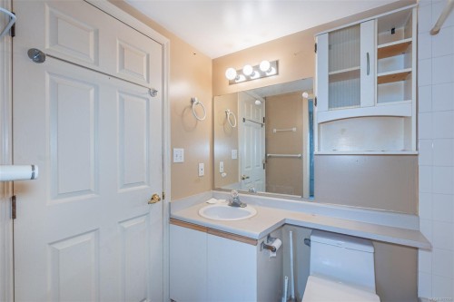 201-1055 Hillside Ave, Victoria, BC - Indoor Photo Showing Bathroom