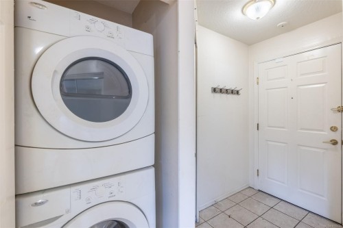 201-1055 Hillside Ave, Victoria, BC - Indoor Photo Showing Laundry Room