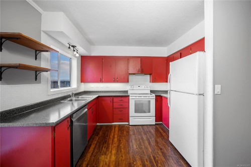 680 Pine St, Nanaimo, BC - Indoor Photo Showing Kitchen With Double Sink