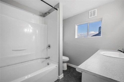 680 Pine St, Nanaimo, BC - Indoor Photo Showing Bathroom