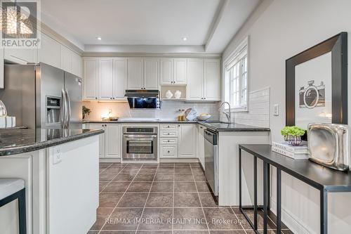 21 Mackenzie'S Stand Avenue, Markham, ON - Indoor Photo Showing Kitchen With Upgraded Kitchen