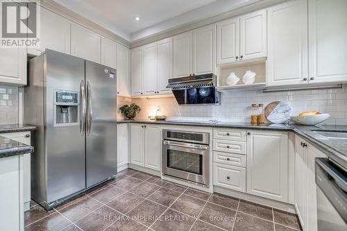 21 Mackenzie'S Stand Avenue, Markham, ON - Indoor Photo Showing Kitchen With Upgraded Kitchen