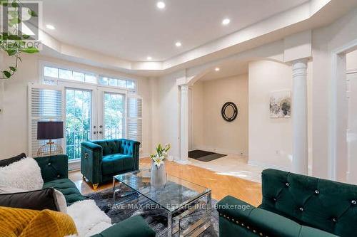 3452 Eglinton Avenue W, Mississauga, ON - Indoor Photo Showing Living Room