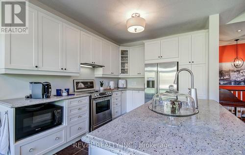 126 Aberfoyle Mill Crescent, Puslinch, ON - Indoor Photo Showing Kitchen