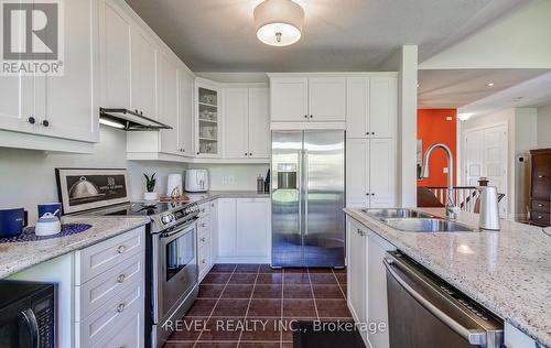 126 Aberfoyle Mill Crescent, Puslinch, ON - Indoor Photo Showing Kitchen With Double Sink With Upgraded Kitchen