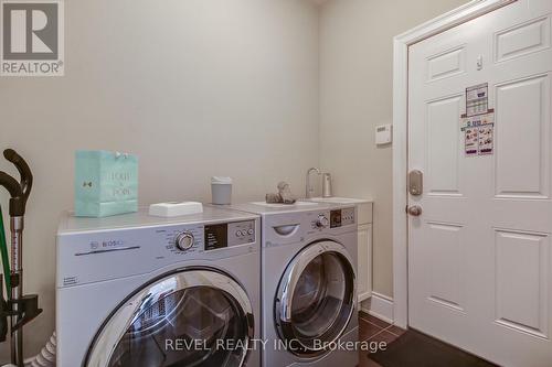 126 Aberfoyle Mill Crescent, Puslinch, ON - Indoor Photo Showing Laundry Room