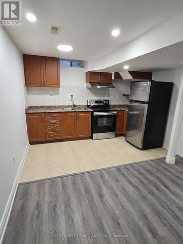 10 Willow Landing, Markham, ON - Indoor Photo Showing Kitchen With Double Sink