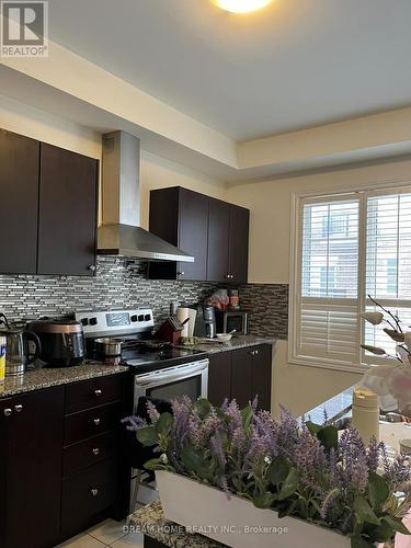 21 Globemaster Lane, Richmond Hill, ON - Indoor Photo Showing Kitchen